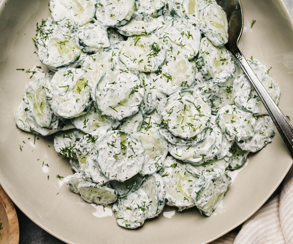 Surówka z ogórka, koperku i prażonego słonecznika – prosta, chrupiąca i zaskakująca