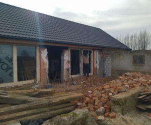Starą oborę Darek przekształcił w pracownię. Powstała przestrzeń sztuki