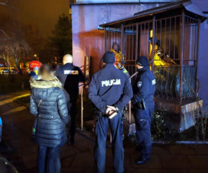 Dzieci uwięzione na balkonie jak w klatce. Chłopcy utknęli w pułapce bez wyjścia!