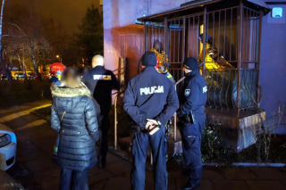 Dzieci uwięzione na balkonie jak w klatce. Chłopcy utknęli w pułapce bez wyjścia!