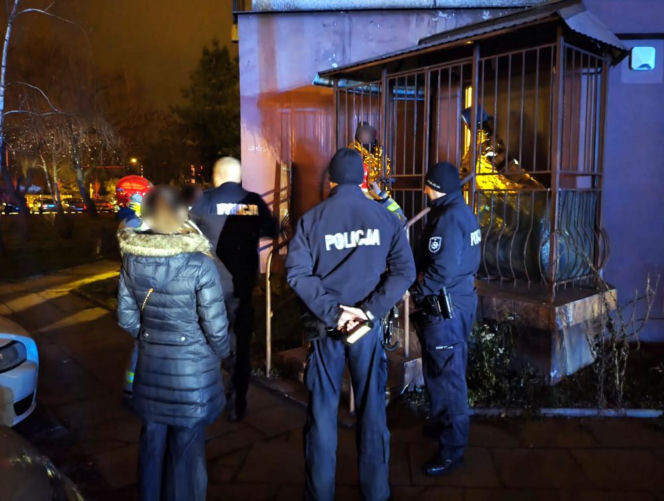 Dzieci uwięzione na balkonie jak w klatce. Chłopcy utknęli w pułapce bez wyjścia!