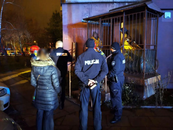 Dzieci uwięzione na balkonie jak w klatce. Chłopcy utknęli w pułapce bez wyjścia!
