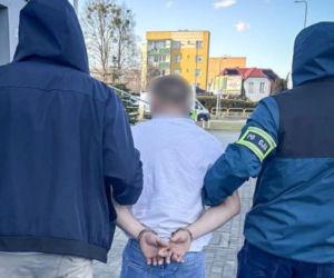 Schował się w skrzyni na pościel. Partnerka kryła poszukiwanego 37-latka