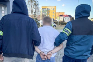 Schował się w skrzyni na pościel. Partnerka kryła poszukiwanego 37-latka