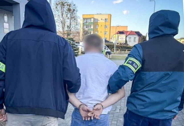 Schował się w skrzyni na pościel. Partnerka kryła poszukiwanego 37-latka