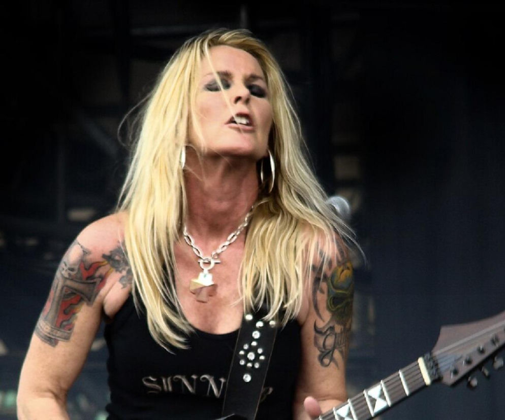Lita Ford z gitarą elektryczną na scenie. O karierze królowej rocka lat 80. przeczytasz na EskaRock.