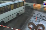 Autobus szkolny utknął na torach. Chwilę później przejechał pociąg