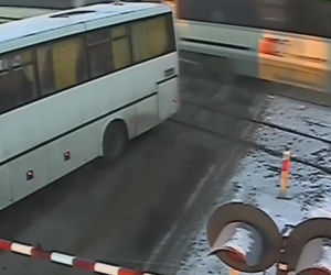 Autobus szkolny utknął na torach. Chwilę później przejechał pociąg