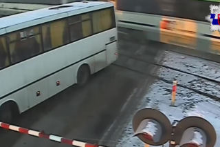 Autobus szkolny utknął na torach. Chwilę później przejechał pociąg