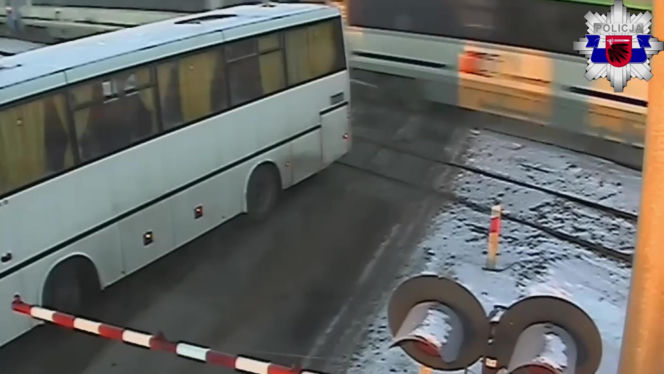 Autobus szkolny utknął na torach. Chwilę później przejechał pociąg