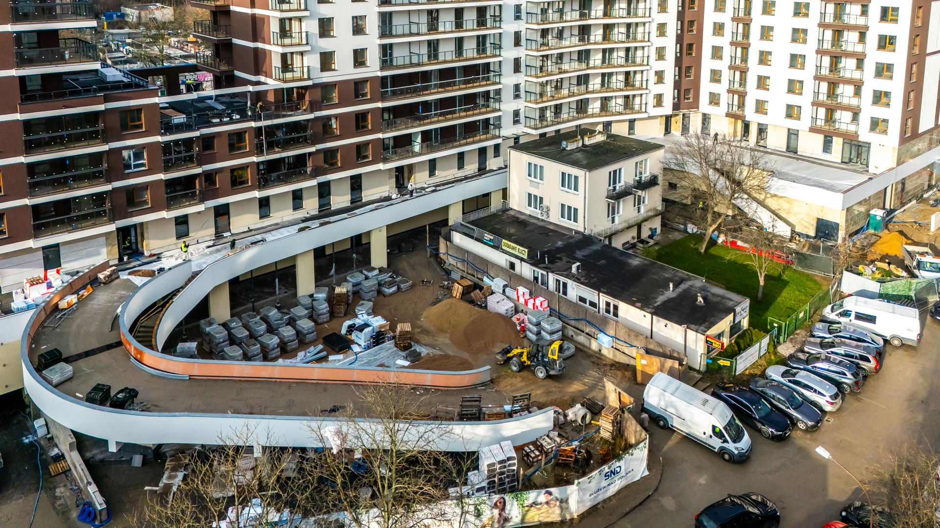 Dom otoczony blokiem przy ul. Bacha 35 w Warszawie