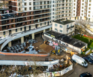 Dom otoczony blokiem przy ul. Bacha 35 w Warszawie