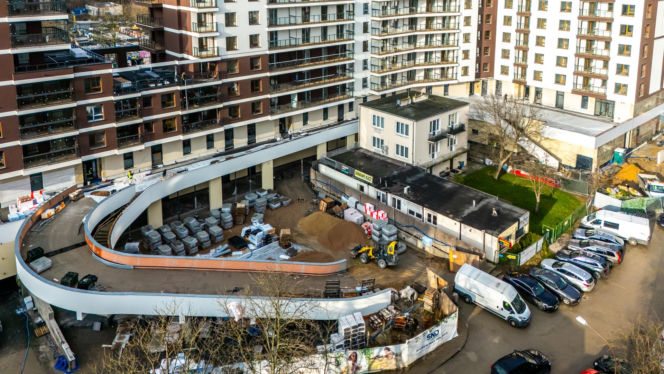 Dom otoczony blokiem przy ul. Bacha 35 w Warszawie