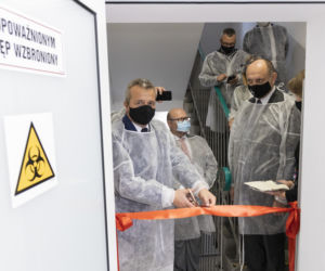 Kontrowersje wokół laboratorium w Bydgoszczy: Czy stoi ono za wzrostem zakażeń COVID-19? Sanepid tłumaczy 