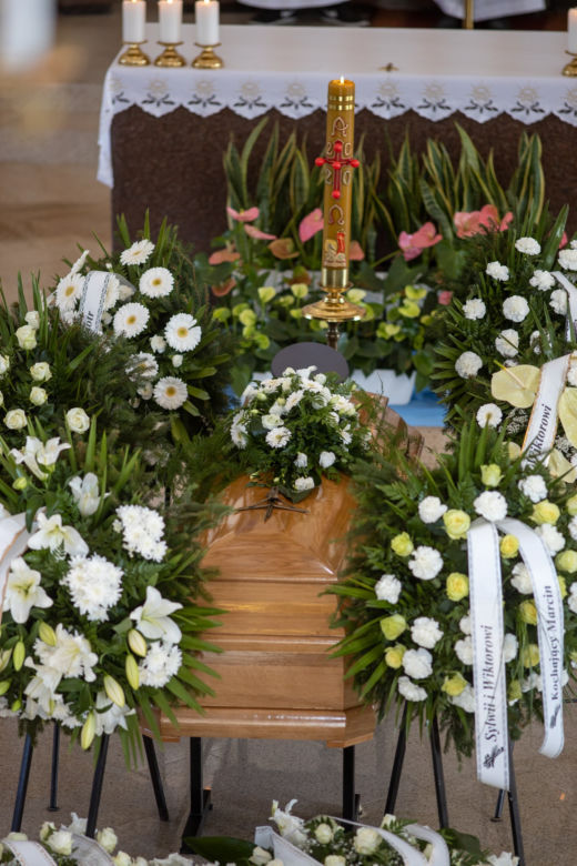 Anioł czuwa nad grobem Sylwii i Wiktora