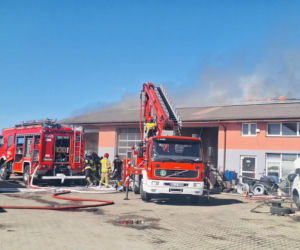 Olbrzymi pożar pod Łomżą. W Starym Cydzynie paliły się warsztat, garaż i dom. Ogień został wstępnie opanowany