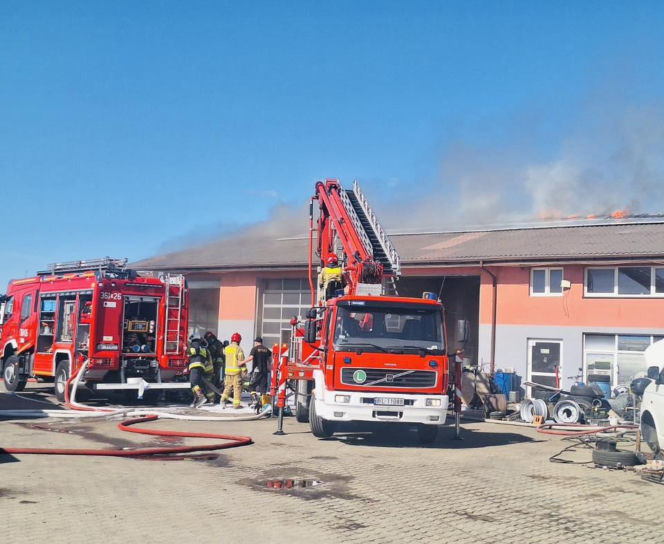 Olbrzymi pożar pod Łomżą. W Starym Cydzynie paliły się warsztat, garaż i dom. Ogień został wstępnie opanowany