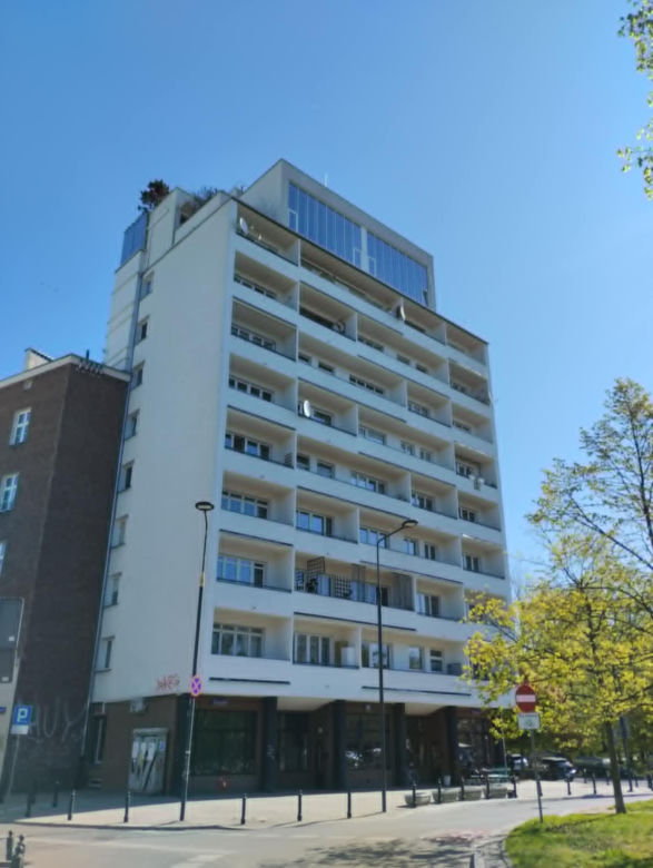 Penthouse'y dobudowane na szczycie bloku z epoki PRL