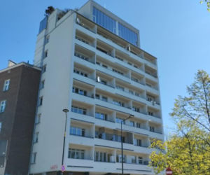 Penthouse'y dobudowane na szczycie bloku z epoki PRL