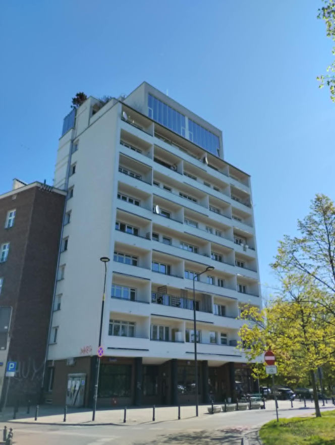 Penthouse'y dobudowane na szczycie bloku z epoki PRL