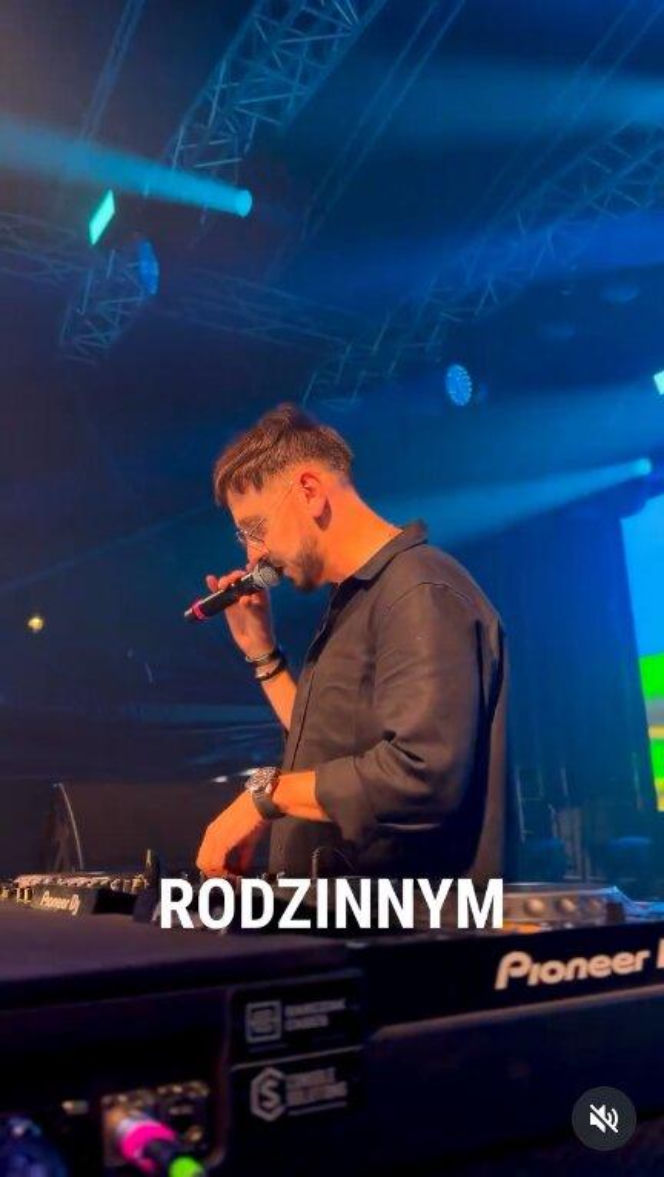 Znany muzyk właśnie został tatą! Pokazał maleństwo w sieci