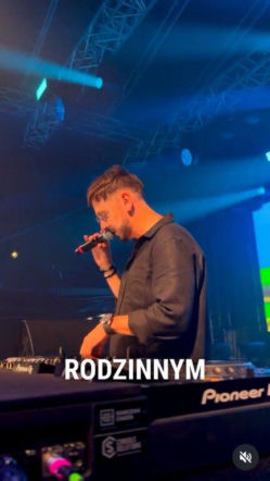 Znany muzyk właśnie został tatą! Pokazał maleństwo w sieci