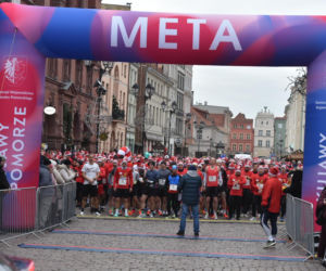 23. Festiwal Biegów Świętych Mikołajów w Toruniu. Zdjęcia ze starówki