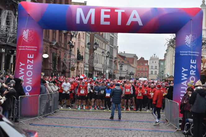 23. Festiwal Biegów Świętych Mikołajów w Toruniu. Zdjęcia ze starówki