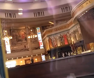 Niedzielna msza podczas kwarantanny w kościele zbudowanym przed Tadeusza Rydzyka