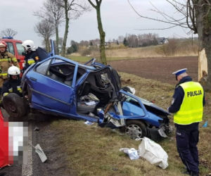 Tragiczny wypadek we Wieszkach w powiecie nakielskim. Kierowca nie żyje 