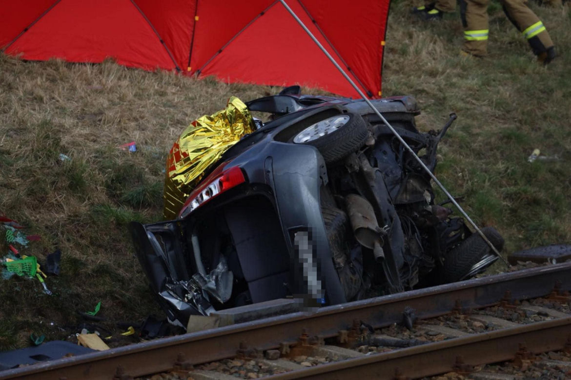 Tragedia na torach! Dwie ofiary śmiertelne po zderzeniu pociągu z autem