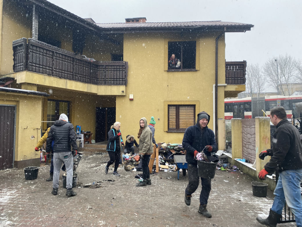 W ogniu stracili wszystko. "Wyniosłem córkę na rękach do żony na balkon, sam wyskoczyłem przez okno"