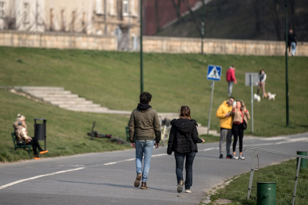 Pełne Błonia i tłumy spacerowiczów. Tak wygląda kwarantanna w Krakowie