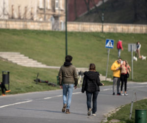 Pełne Błonia i tłumy spacerowiczów. Tak wygląda kwarantanna w Krakowie