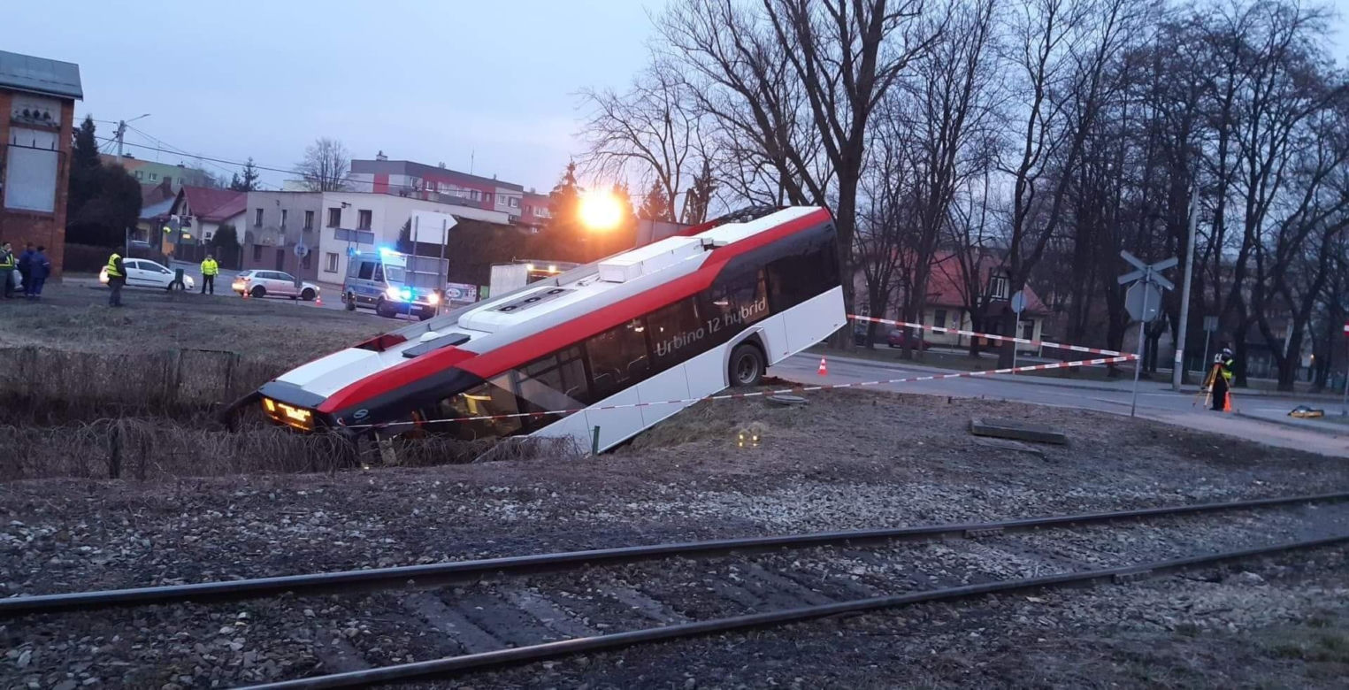 Wypadek autobusu w Czechowicach-Dziedzicach [ZDJĘCIA]