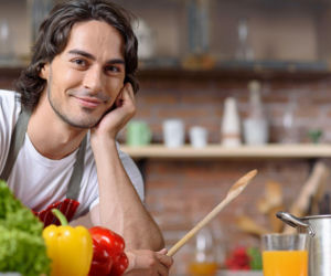 Małe kuchenne nawyki, które zmieniają gotowanie. Większość ich nie zna!