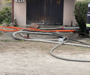 Tragedia w Kobyłce. Kobieta wyskoczyła z okna płonącego domu, jedna ofiara spłonęła żywcem