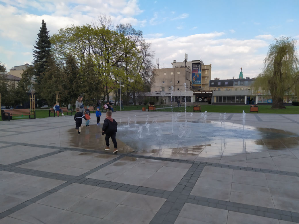 Plac Generała Sikorskiego w Siedlcach i fontanna multimedialna w wiosennej szatce