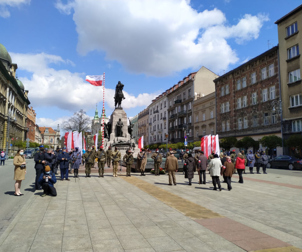 Drugie już pandemiczne obchody Święta Konstytucji 3 Maja na Placu Matejki w Krakowie