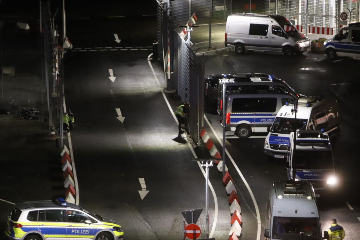 Terrorysta na lotnisku w Hamburgu przetrzymuje córkę jako zakładniczkę