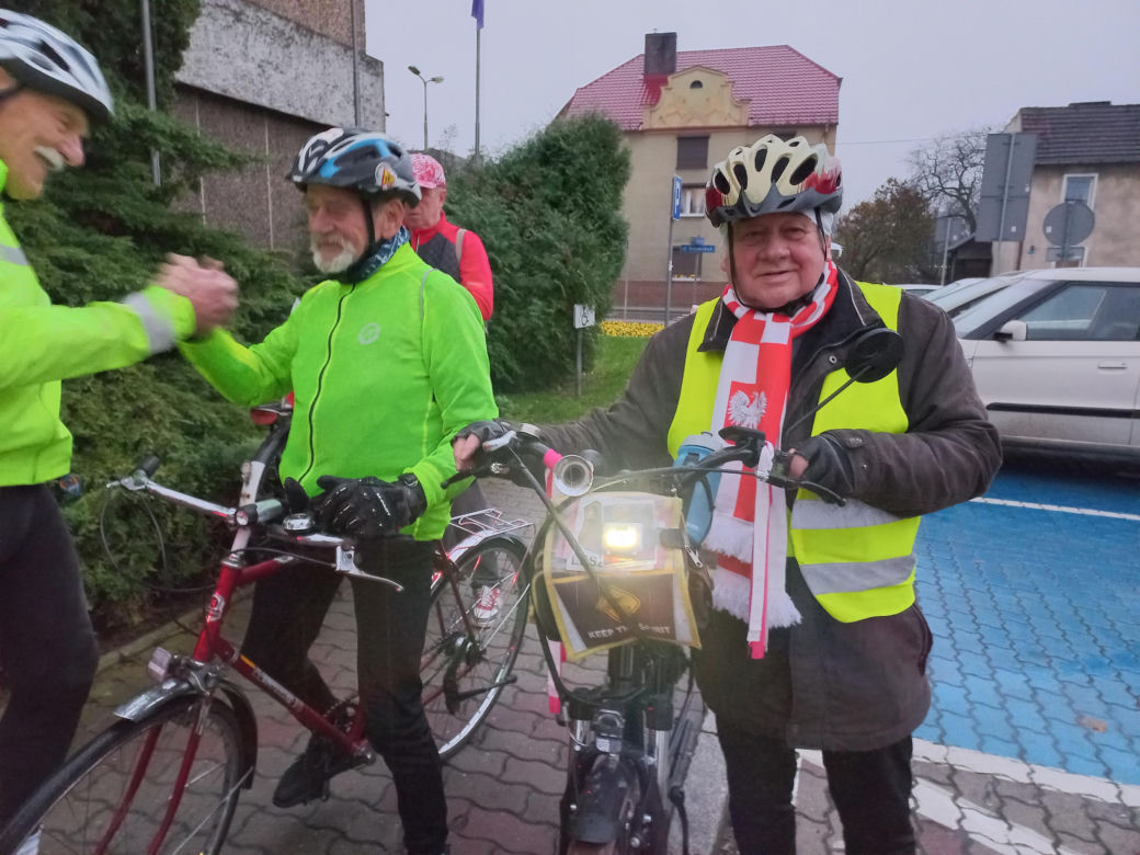 Z Leszna wystartował rajd rowerowy "Biało-Czerwono Zakręceni"