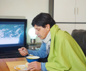 Czujesz dreszcze po jedzeniu? Eksperci wyjaśniają, kiedy trzeba wykonać badania