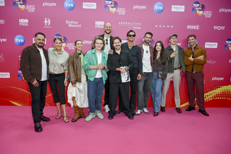Ależ się wystroiły gwiazdy w 2. dniu festiwalu! Chylińska kolorowa jak papuga, Krupińka elegancka, jak królewna a panowie w podkoszulkach i krótkich spodenkach