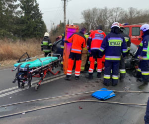 Groźny wypadek w podbydgoskim Niemczu. Autobus zderzył się z osobówką! [ZDJĘCIA]