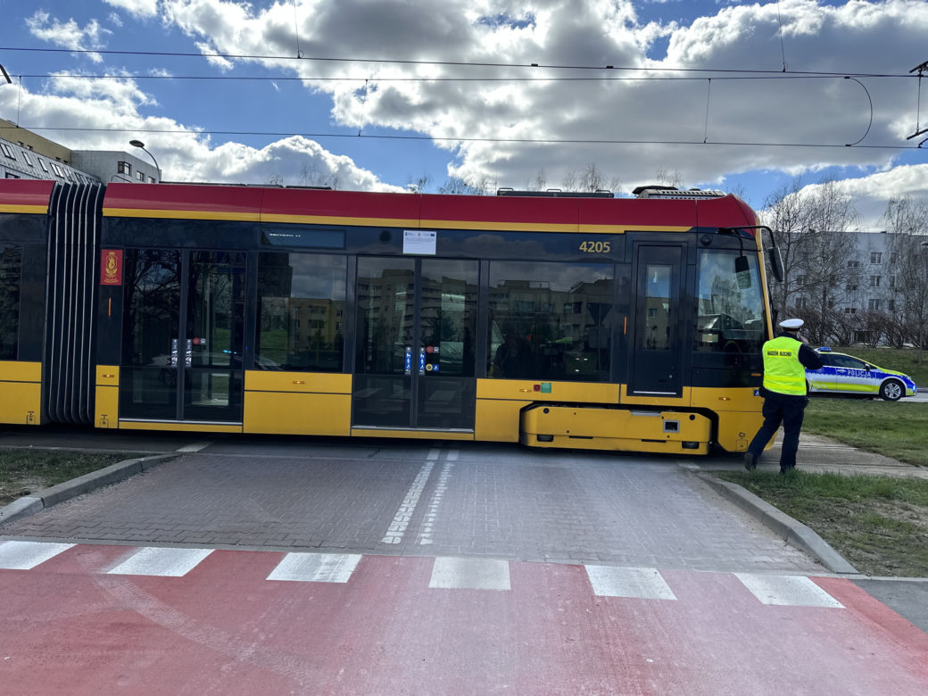 Zalana krwią pasażerka tramwaju. Makabryczny wypadek na warszawskiej Białołęce