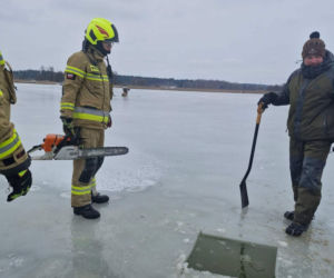 W akcji wykonywania przerębli pomagali druhowie OSP