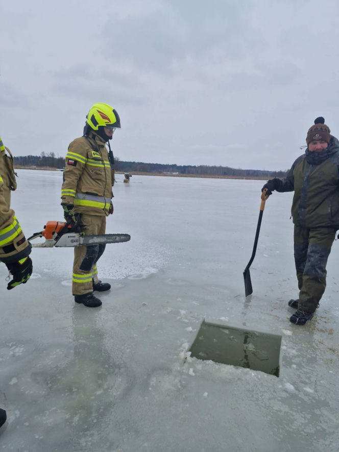 W akcji wykonywania przerębli pomagali druhowie OSP
