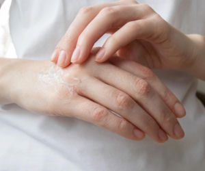 Rozgnieć i wetrzyj w szczypiące dłonie. Ukoi podrażnienia i nawilży skórę lepiej niż krem. Pielęgnacja suchych dłoni 