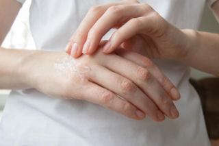 Rozgnieć i wetrzyj w szczypiące dłonie. Ukoi podrażnienia i nawilży skórę lepiej niż krem. Pielęgnacja suchych dłoni 