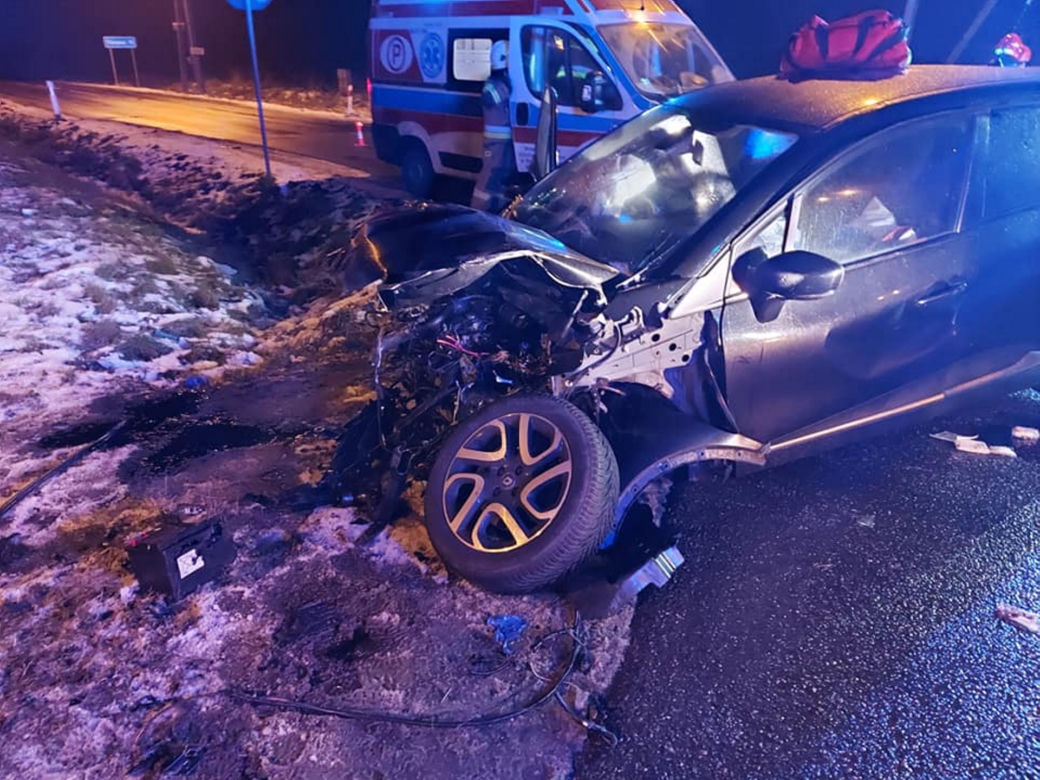 Wypadek pod Legionowem, osobówka zderzyła się z tirem. 3 osoby w szpitalu